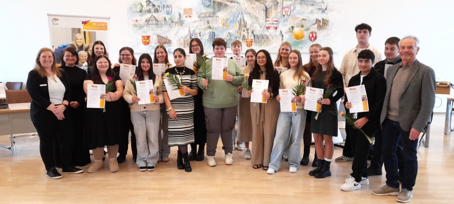 Große Freude über einen erfolgreichen Projektabschluss – Ann-Katrin Strunz, Sachgebietsleitung im Bereich Übergang Schule Beruf des Bildungs- und Integrationszentrum Kreis Paderborn, Scarlett Moors, Francesca Villani, Malk Al-Juboori, Timo Phipps, Mahnaz Jafari, Juliane Wiebe, Leonie Heinrich, Kayra Adem Bakir, Diethelm Krause, Vorsitzender des Schul- und Sportausschusses des Kreises Paderborn – vorne v.l. © In VIA Paderborn e.V.